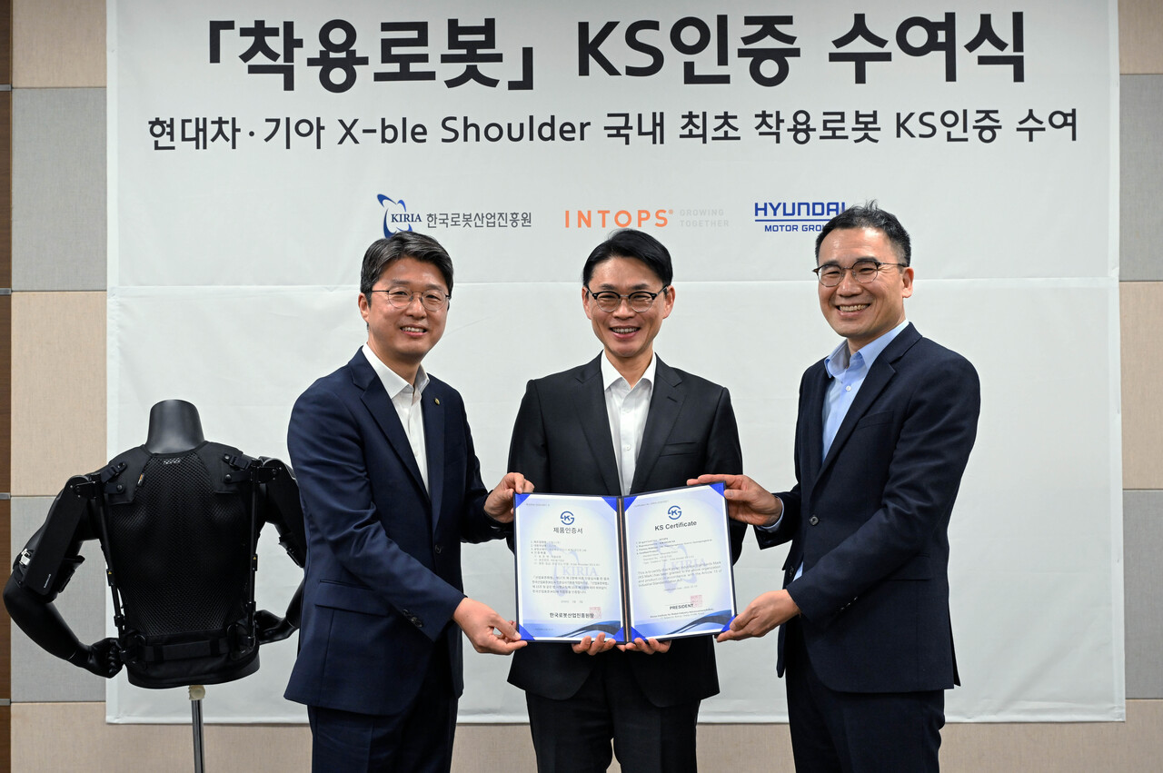 (왼쪽부터)김태우 한국로봇산업진흥원 본부장, 김근하 인탑스 대표, 최리군 현대차·기아 로보틱스랩 상무