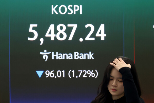 코스피가 하락 마감한 13일 오후 서울 중구 하나은행 딜링룸 현황판에 전 거래일 대비 96.01(1.72%) 하락한 5487.24을 나타내고 있다. /뉴스1