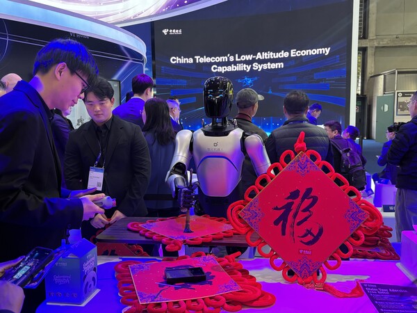 차이나텔레콤 휴머노이드 로봇이 2일(현지시각) 스페인 바르셀로나에서 열린 모바일 월드 콩그레스(MWC) 2026 부스에서 붓글씨를 쓰고 있다. / 김광연 기자