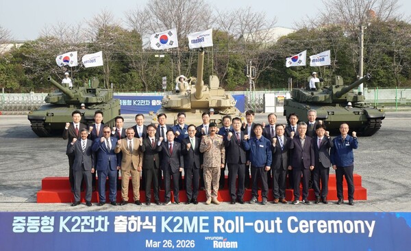 국내외 정관계 인사들과 협력사, 현대로템 임직원 등이 3월 26일 경남 창원공장에서 열린 ‘중동형 K2 전차(K2ME) 출하식’에 참석해 기념 촬영하고 있다. / 현대로템