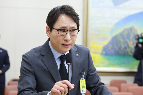 이재원 빗썸 대표이사가 지난 2월 11일 국회 정무위원회에서 열린 비트코인 오지급 사태 관련 긴급 현안질의에서 여야 의원들의 질의에 답하고 있다. / 뉴스1