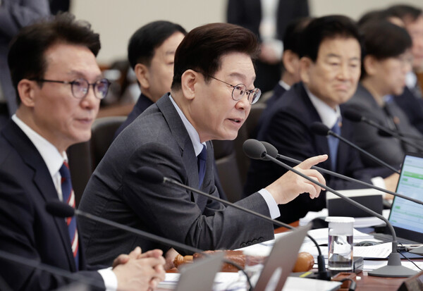 이재명(왼쪽에서 두 번째) 대통령이 24일 청와대에서 열린 국무회의에서 발언하고 있다. / 뉴스1