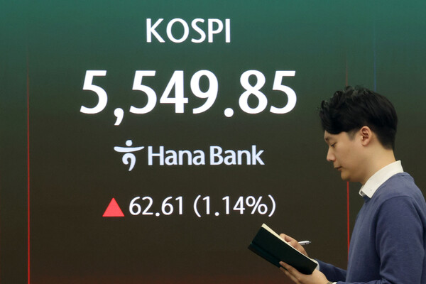 16일 오후 서울 중구 하나은행 딜링룸 현황판에 코스피가 전장대비 62.61포인트(1.14%) 상승한 5549.85를 나타내고 있다. / 뉴스1