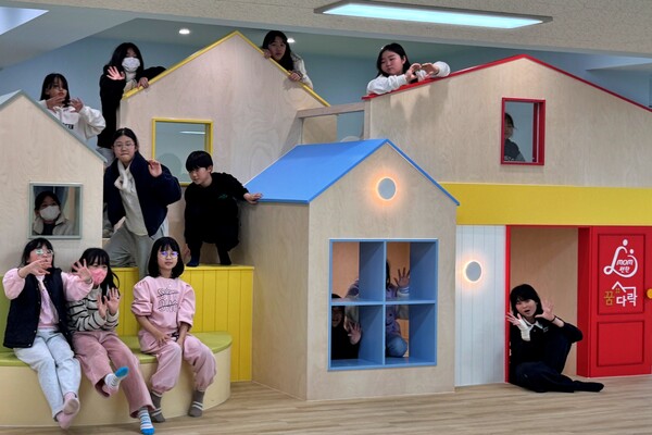 부산광역시 동구에 위치한 mom편한 꿈다락 100호점에서 기념촬영을 하고 있는 센터 아동 모습. / 롯데