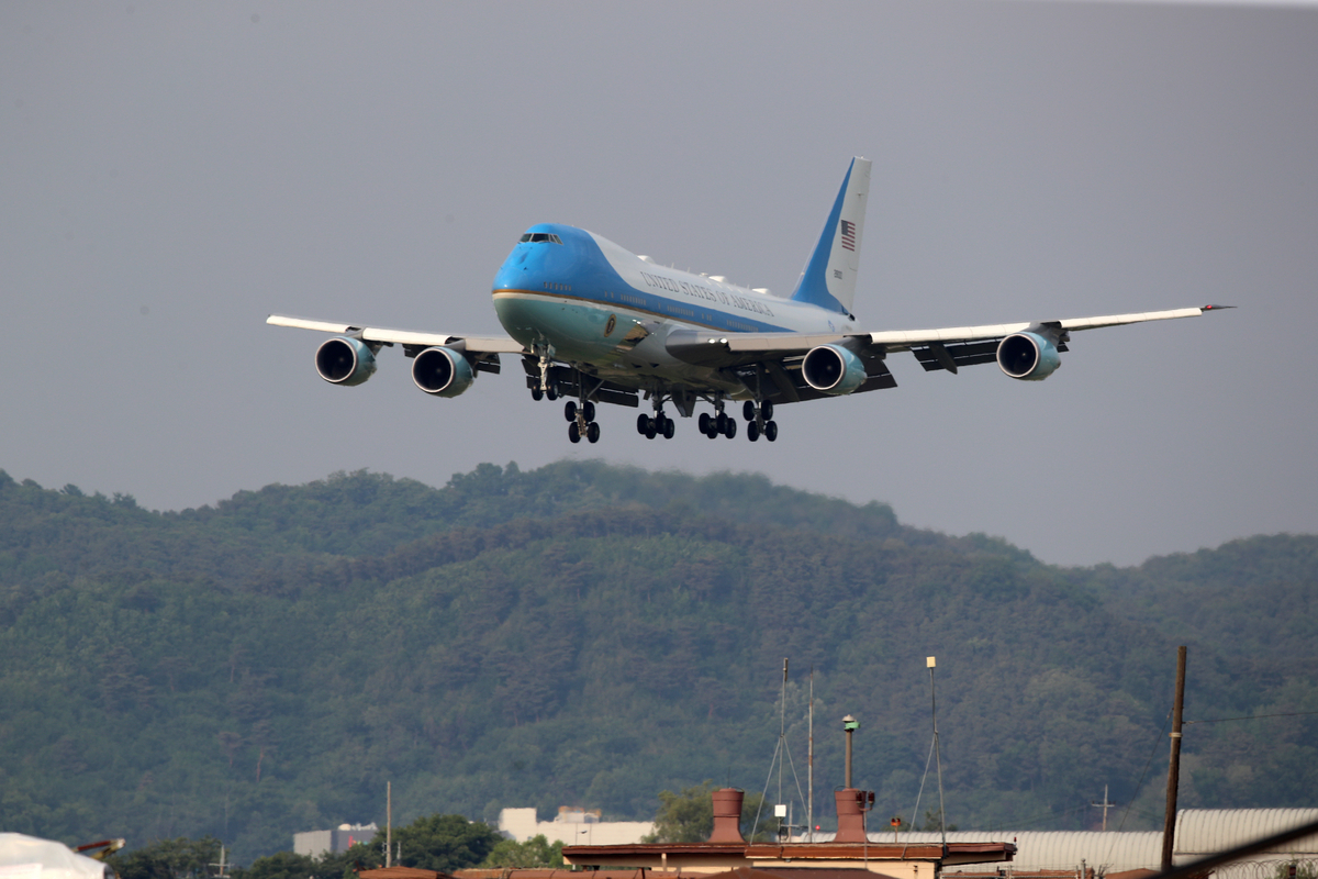 Emergency at Palm Beach: F-16s Scramble as Air Force One Faces Security Breach