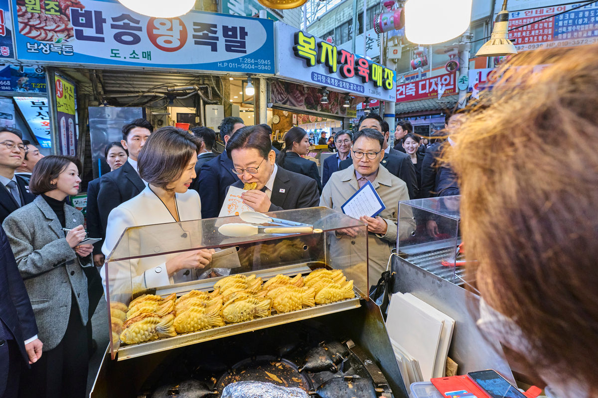 What Did President Lee Buy at Changwon’s Traditional Market? Discover His Shopping Adventure!