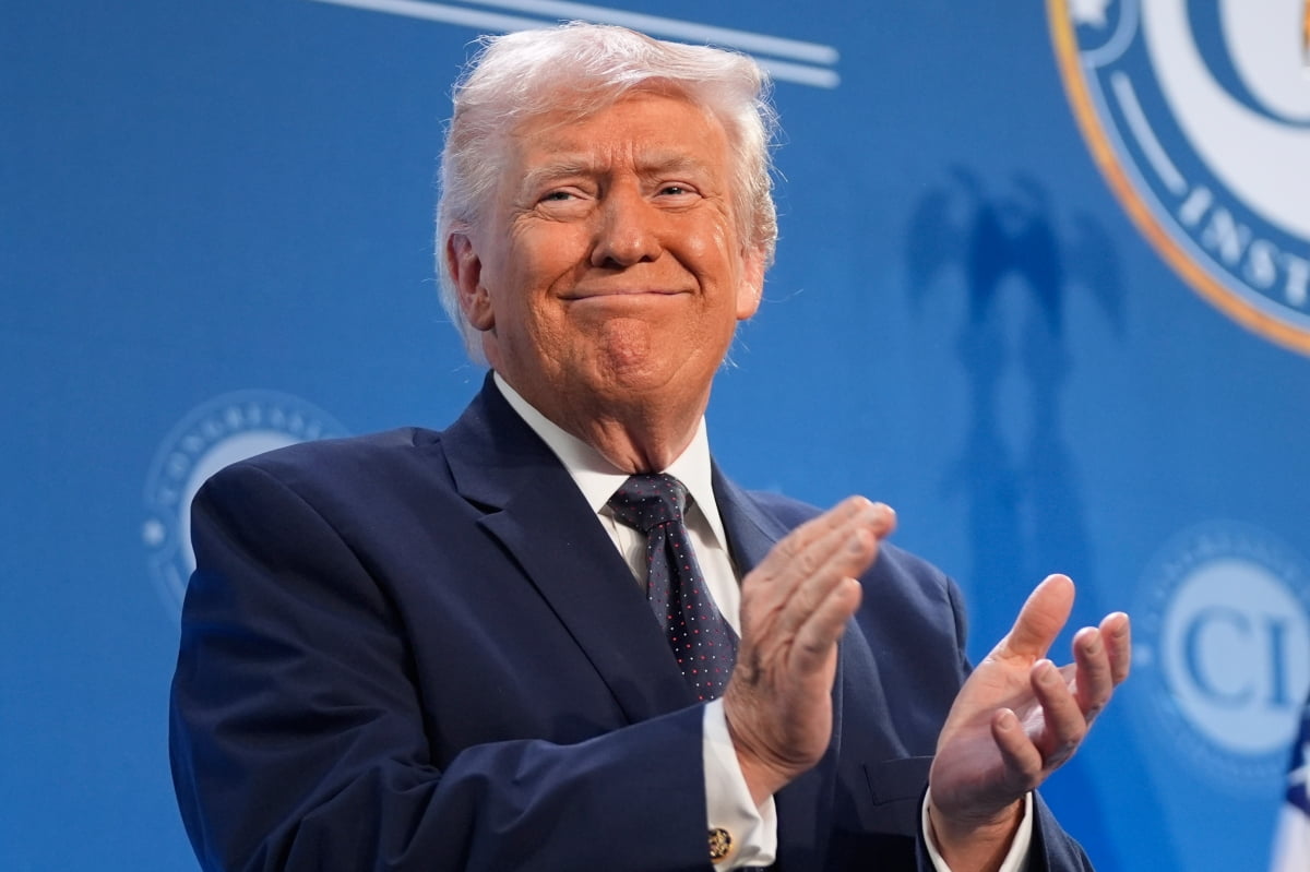 Trump’s Bold Claim: Iran Seeks Defeat After US Strikes on Key Oil Route