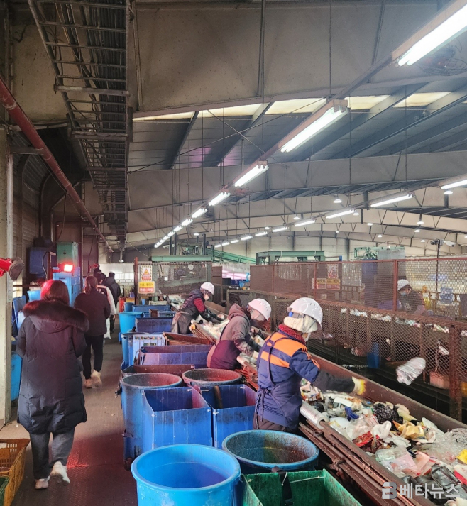 ▲Sorting of recyclables in Songpa District. Photo courtesy of Songpa District
