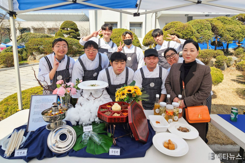 &nbsp;  ▲Silla University\'s Department of Culinary Arts scored big at the Korea Jang Fermentation Competition. (Photo courtesy of Silla University)