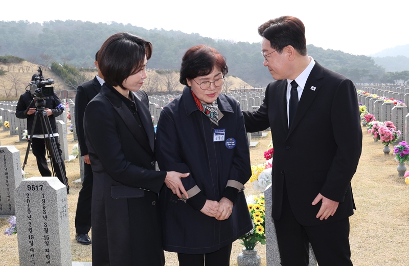 &nbsp;   President Lee Jae-myung and First Lady Kim Hye-kyung offer condolences to the widow of the late Lieutenant Han Ju-ho before the 11th West Sea Defense Day ceremony at Daejeon National Cemetery on the 27th. / Newsis