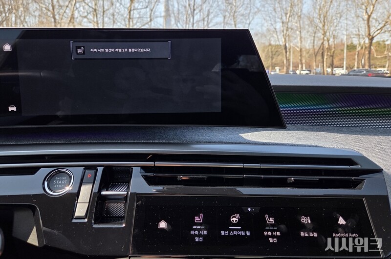&nbsp;   When front seat heating is activated, the main display goes dark and shows a notification. / Photo by Je Gal-min