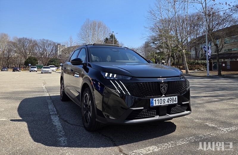 &nbsp;   The 5008 is powered by a 1.2 L turbocharged gasoline engine that can feel slightly underpowered. / Photo by Je Gal-min