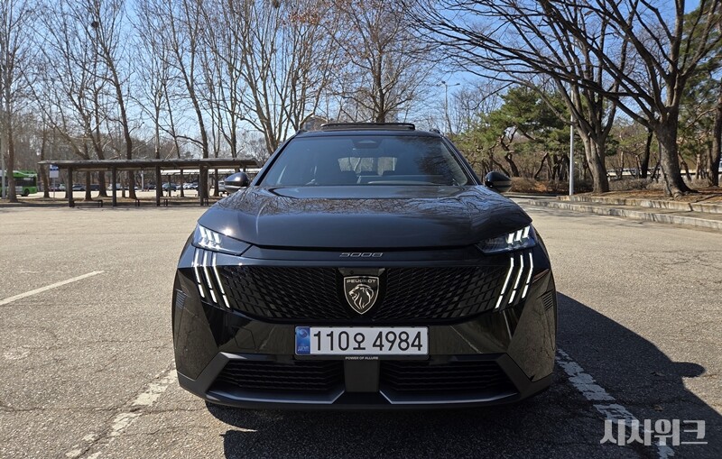 &nbsp;   The new 5008 delivers a composed, comfortable ride. / Photo by Je Gal-min