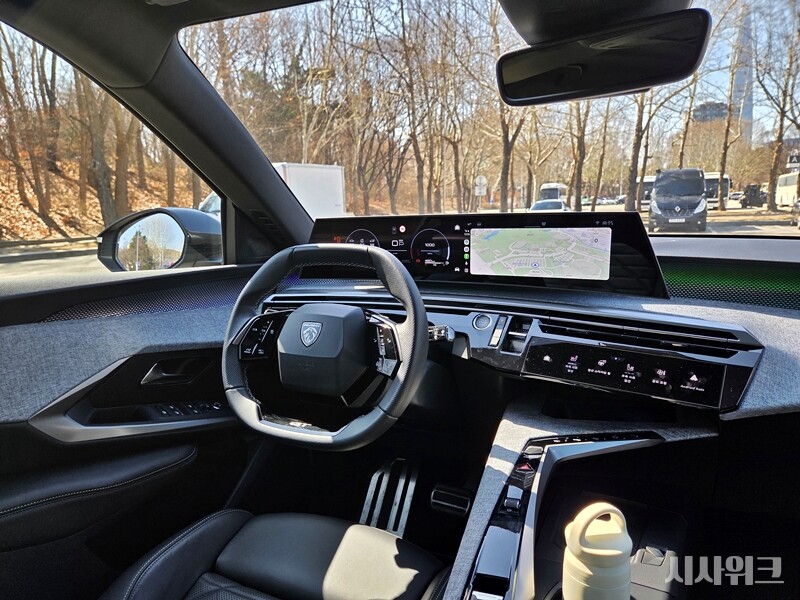&nbsp;   The new 5008’s interior embraces a forward-looking design. / Photo by Je Gal-min
