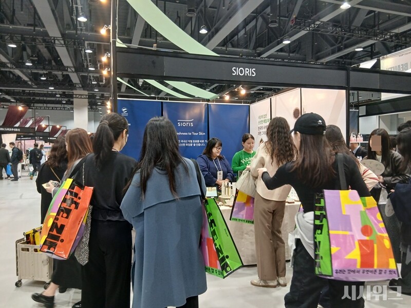 &nbsp;   SIORIS showcased basic skincare products made with Korean ingredients such as oats from Buan (Jeollabuk-do), omija from Mungyeong (Gyeongsangbuk-do), and yuzu from Goheung (Jeollanam-do). / Photo: Reporter Kim Ji-young