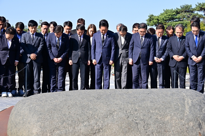 The Democratic Party, having effectively completed legislation on judicial and prosecutorial reform, is putting the spotlight on everyday livelihood issues. The photo shows party leader Jeong Cheong-rae and the party leadership visiting the grave of the late President Roh Moo-hyun at Bongha Village in Gimhae, South Gyeongsang Province, to pay their respects on the 23rd. / Newsis