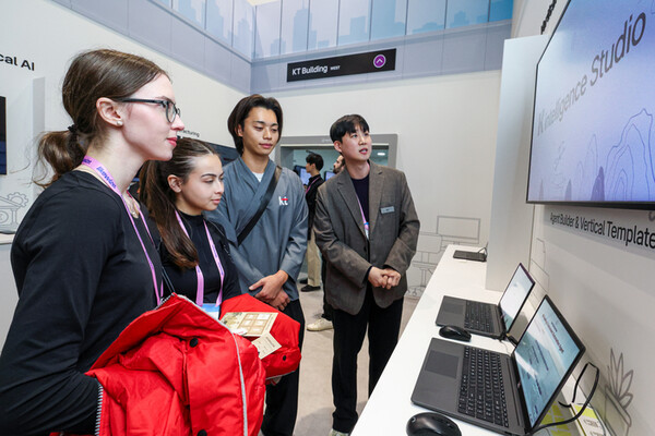 KT가 스페인 바르셀로나에서 열린 MWC26에서 AI 에이전트 제작 플랫폼 '에이전트 빌더'를 공개했다. [사진: KT]
