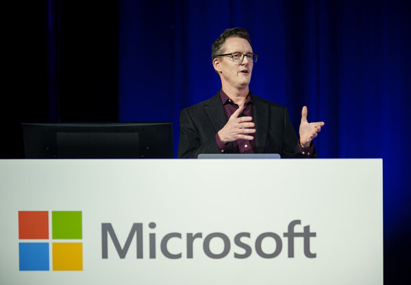 제이슨 그레고리 디렉터.