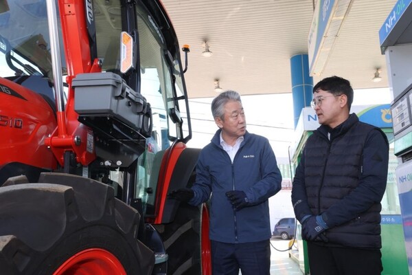 강호동 농협중앙회장(왼쪽)이 7일 동춘천농협에서 운영하는 농협주유소를 방문해 국제유가 상승에 따른 영농비 부담 등 현장의 애로사항을 청취하고 있다. [사진: 농협중앙회]