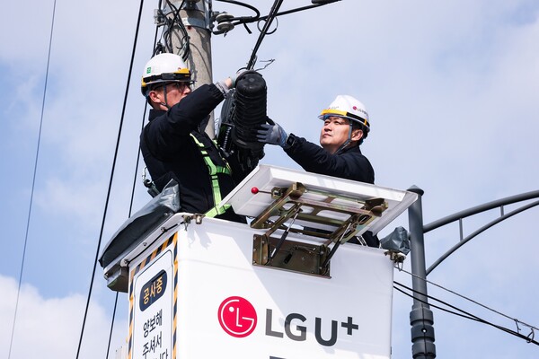 홍범식 LG유플러스 CEO가서울 마포구에 위치한 통신 설비 점검 현장에서 버킷 차량에 탑승, 5m 높이의 광접속함체를 점검하는 모습. [사진: LG유플러스]