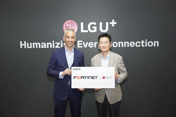 지난 4일(현지시간) MWC26 LG유플러스 전시부스에서 열린 협약식에서 권용현 LG유플러스 엔터프라이즈부문장(오른쪽)과 토마스 데뤼(Thomas Desrues) 포티넷 유럽·중동·아프리카 및 남아시아 채널 영업총괄(왼쪽)이 기념사진을 촬영하는 모습. [사진: LG유플러스]