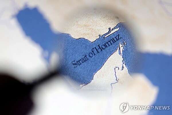 유가 급등의 원인으로 지목되는 호르무즈 해협 [사진: 연합뉴스]