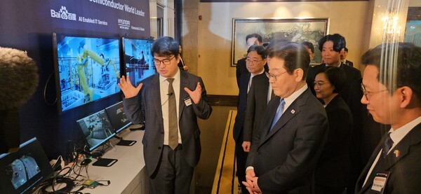 딥엑스가 어제 한국-싱가포르 AI 커넥트 서밋에서 이재명 대통령과 양국 장관단 앞에서 기술 시연을 진행했다. [사진: 딥엑스]