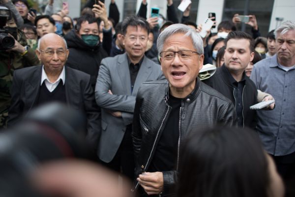 젠슨 황은 AI가 화이트칼라뿐 아니라 블루칼라까지 모든 직업을 변화시킬 것이라고 경고했다. [사진; 셔터스톡]