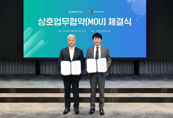 이정택 아이티센엔텍 부사장(왼쪽)과 조경휘 와이즈와이어즈 사장이 협약 체결 후 기념촬영을 하고 있다.
