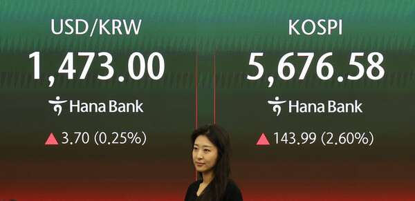 11일 오전 서울 중구 하나은행 본점에 코스피와 원달러 환율이 표시되고 있다. [사진: 연합뉴스]