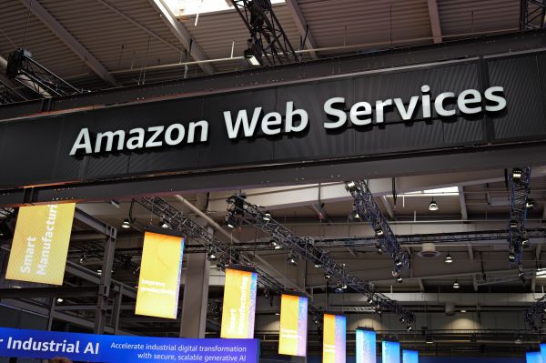 UAE에 위치한 AWS 데이터센터가 폭격당해 연결이 중단됐다. [사진: 셔터스톡]