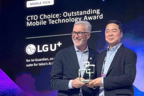 이상엽 LG유플러스 CTO(오른쪽)가 숀 콜린스 GLOMO 심사위원장으로부터 CTO 초이스를 수상하는 모습. [사진: LG유플러스]