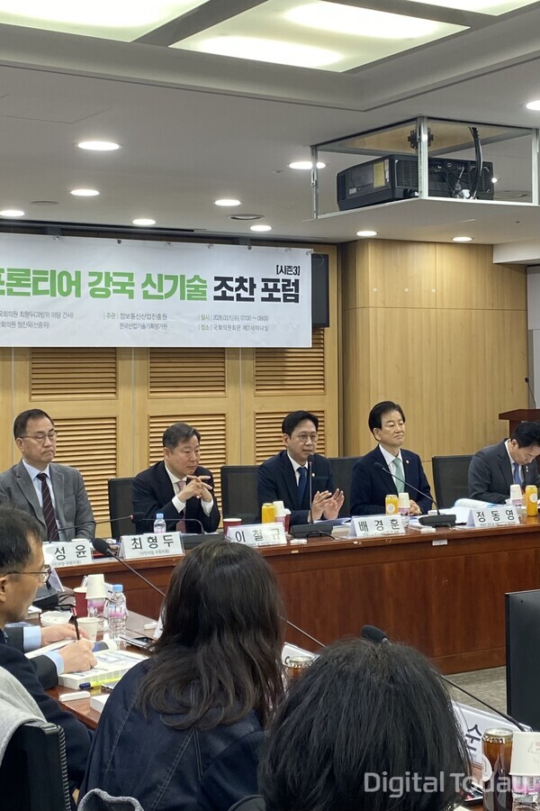 11일 국회 '피지컬AI 프론티어 강국 신기술 조찬포럼'에서 모두발언하는 배경훈 과학기술정보통신부 장관 겸 부총리. [사진: 디지털투데이 손슬기 기자]