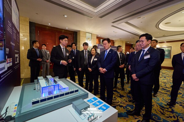 엘리스그룹 김재원 대표가 이재명 대통령 앞에서 모듈형 데이터센터 '엘리스 AI PMDC' 시연을 진행했다. [사진: 청와대]