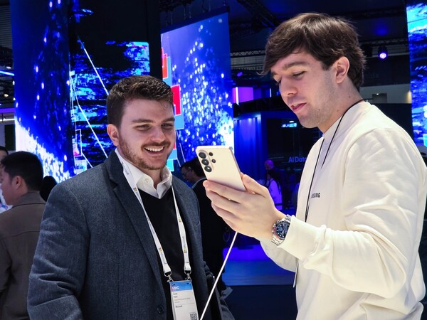 스페인 바르셀로나에서 개막한 MWC26에서 삼성전자 부스를 방문한 관람객이 '갤럭시 S26 울트라'를 살펴보고 있다. [사진: 삼성전자]