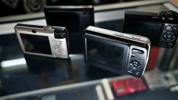 저렴한 가격과 레트로 감성을 앞세운 똑딱이 디지털카메라가 재조명되고 있다. [사진: 셔터스톡]