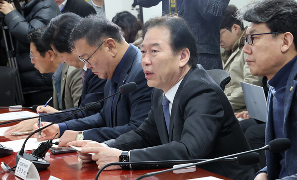 정태호 국회 재정경제기획위원회 더불어민주당 간사(오른쪽 두 번째)가 6일 국회 의원회관에서 열린 중동 상황 관련 경제 분야 대응방향 당정실무협의회에서 인사말을 하고 있다. [사진: 연합뉴스]