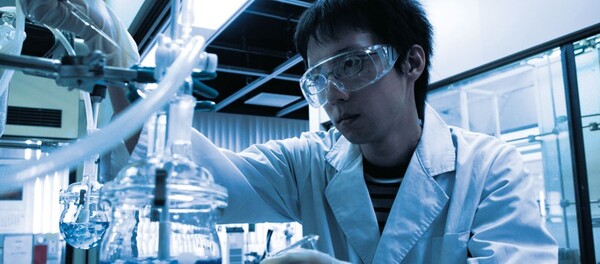 반도체 소재 실험 중인 연구원. 글로벌 EUV 포토레지스트 시장에서 일본의 도쿄오카공업(TOK), JSR, 신에츠 화학 등 3사의 점유율은 약 90%에 달한다. [사진: JSR]