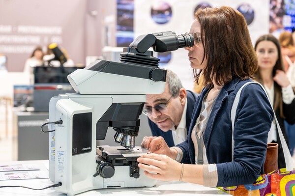 아날리티카 2024 참관객이 현미경을 보고 있다. [사진: 메쎄뮌헨]