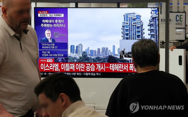 미국과 이스라엘의 공격으로 중동 지역 긴장이 급격히 고조되며 두바이행 노선 등이 결항한 가운데 1일 인천공항에서 외국인들이 관련 뉴스를 바라보고 있다. [사진: 연합뉴스]