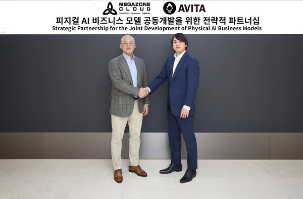 서울 역삼동 메가존클라우드 연락사무소에서 메가존클라우드 염동훈 대표(왼쪽)와 쇼고 니시구치 COO 겸 CFO가 파트너십 체결 후 기념촬영을 하고 있다. [사진: 메가존클라우드]