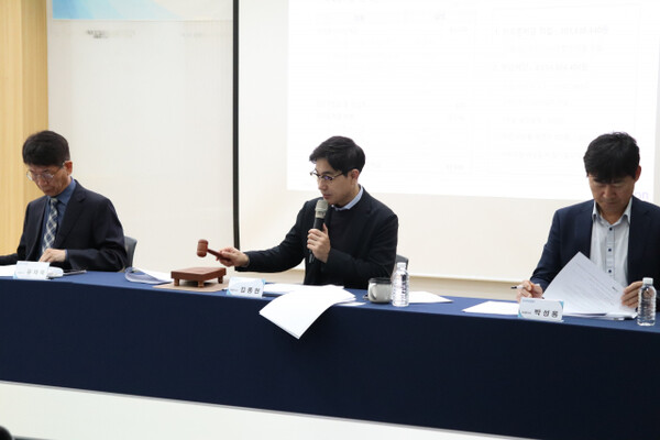 김종현 쿠콘 대표(가운데)가 제20기 정기 주주총회를 주재하고 있다. [사진: 쿠콘]