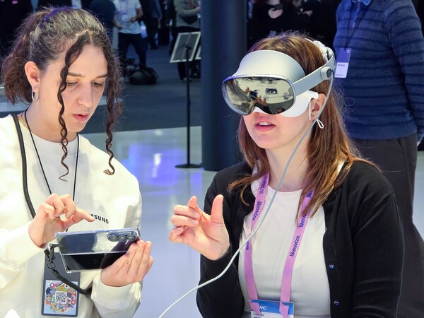 스페인 바르셀로나에서 개막한 MWC26에서 삼성전자 부스를 방문한 관람객이 '갤럭시 XR'을 살펴보고 있다. [사진: 삼성전자]