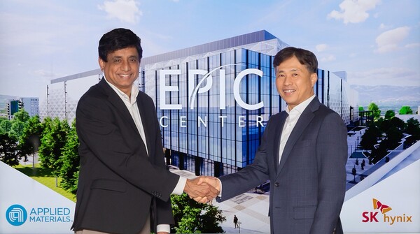 (왼쪽부터) 프라부 라자 어플라이드 머티어리얼즈 반도체 제품 그룹 사장, 곽노정 SK하이닉스 대표이사 사장 [사진: 어플라이드 머티어리얼즈]