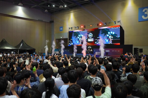 2025년 플레이엑스포 현장에서 진행된 ASL 시즌19 결승전 현장을 찾은 관중들 [사진: SOOP]