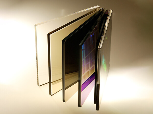 반도체 칩 생산에 필수적인 블랭크마스크와 포토마스크는 미세하고 복잡한 회로 패턴을 IC 칩이 되는 웨이퍼에 전사하는 데 사용된다. [사진: HOYA]