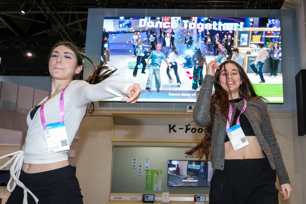 K-팝 아이돌 '코르티스'와 함께 즐기는 AR 댄스 체험 프로그램. 관람객이 코르티스의 동작을 따라 하면 AI가 관람객 동작을 인식해 점수를 매긴다. [사진: KT]