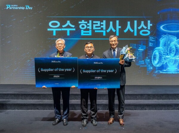 권기재 대동 부사장(가운데)이 최우수상에 해당하는 ‘올해의 협력사’에 선정된 진부, 델릭스 대표들과 사진을 촬영하고 있다. [사진: 대동] 