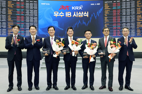 한국거래소는 6일 서울사옥 홍보관에서 2025년 상장주관업무를 수행한 IB를 평가해 우수IB를 선정하고 시상했다고 밝혔다. 왼쪽부터 민경욱 한국거래소 코스닥시장본부장, 정은보 한국거래소 이사장, 서정학 IBK투자증권 대표이사, 박종문 삼성증권 대표이사, 김미섭 미래에셋증권 대표이사, 강진두 KB증권 대표이사, 정규일 한국거래소 유가증권시장본부장