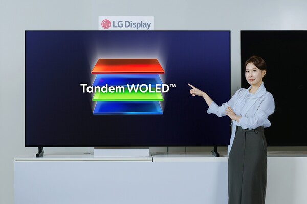 LG디스플레이 직원이 '26년 신규 OLED TV 패널을 선보이고 있다. [사진: LG디스플레이]